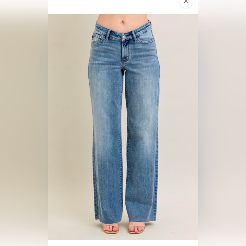 Size 5! NWTs, Judy Blue V-Front Straight Leg Baggy‎ Fit, Raw Hem.